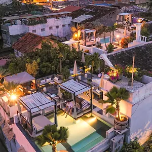 Casa Lola Deluxe Gallery Hotel